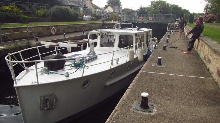Bow view in lock